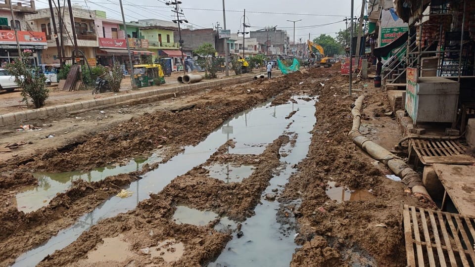 273 Crore CM Grid Road Turns Into Mud After First Rain, Residents Face Severe Hardship
