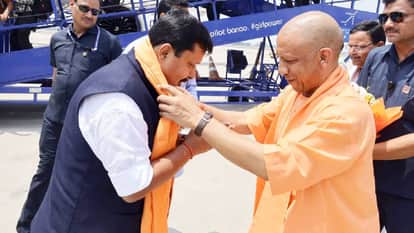 सीएम योगी आदित्यनाथ ने राष्ट्रीय अध्यक्ष नितिन नबीन को बुके देकर स्वागत किया।