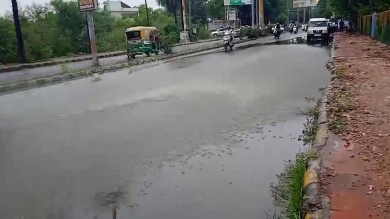 Jhansi: Clouds poured down heavily for the first time this monsoon season, recording 18.4 mm of rainfall