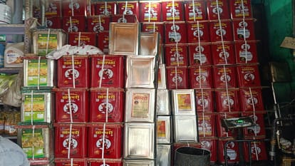 शहर की एक दुकान पर रखी सरसों के तेल की टिन