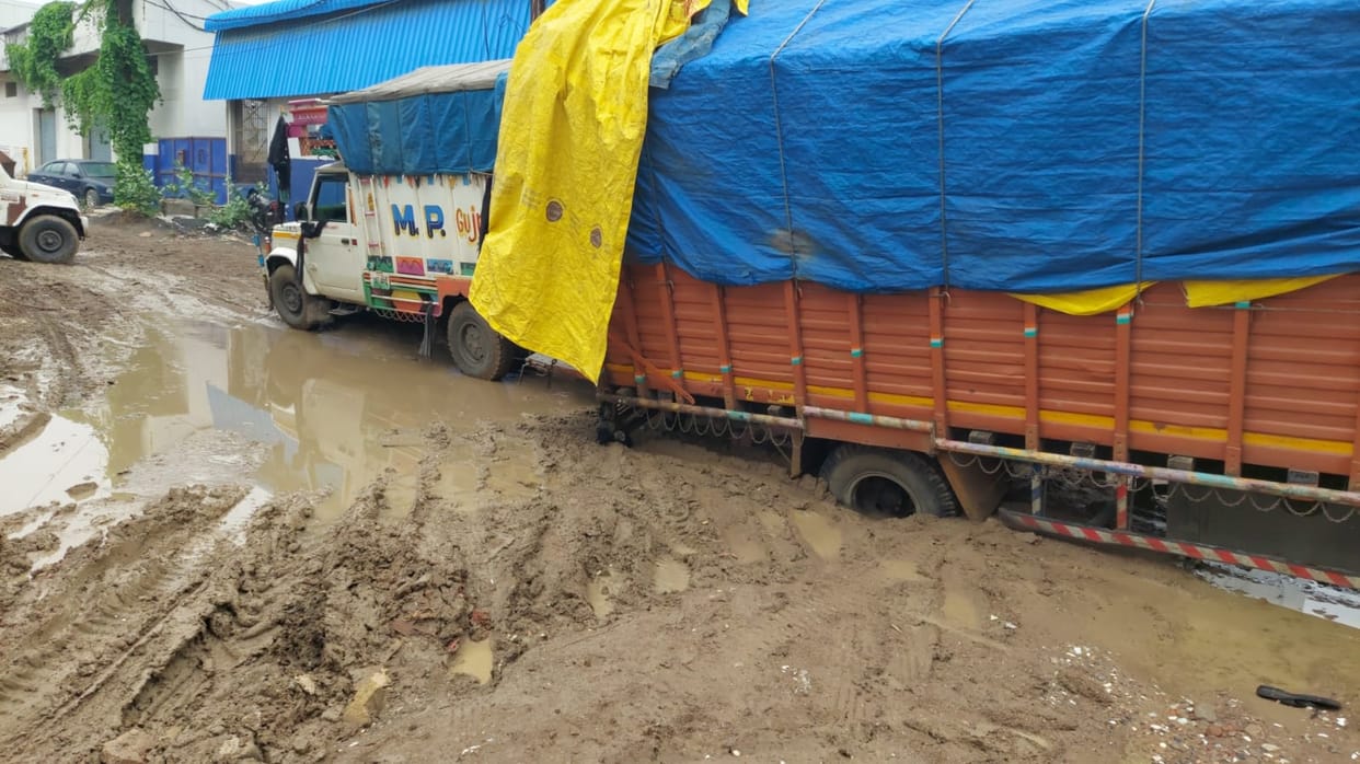 Indore News: Soil excavated during sewerage work at Indore's Dewas Naka dumped on the road; heavy trucks are g