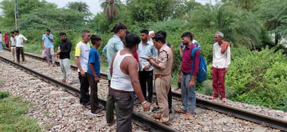 ट्रेन की चपेट में आकर मौत।