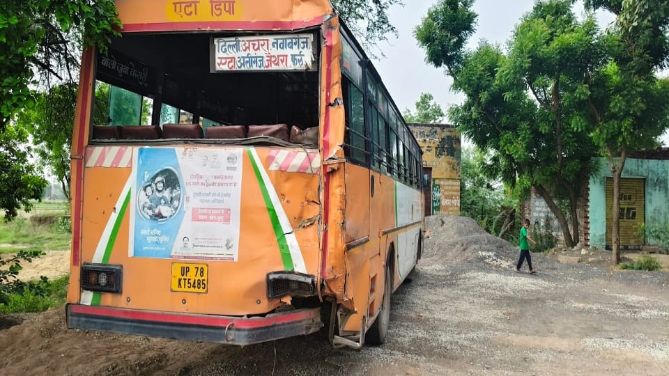 Container collides with bus in Etah five people killed