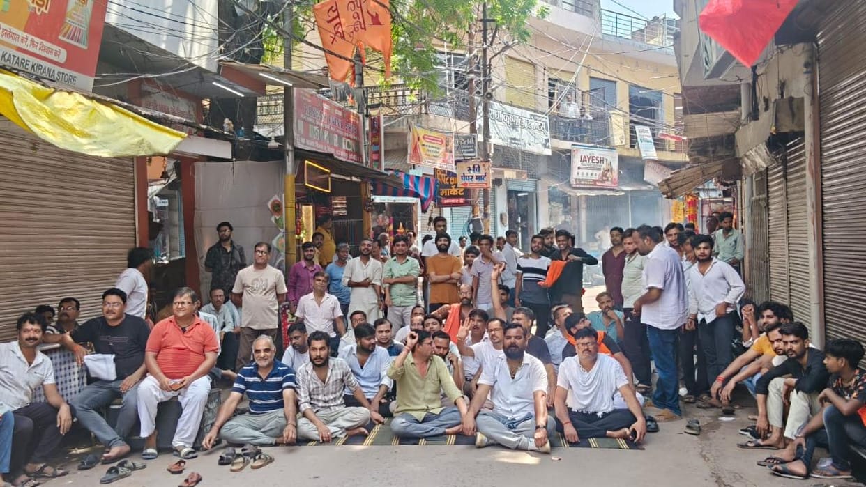 Jhansi: Traders shut down the market and staged a sit-in on the road to protest against the exhibition