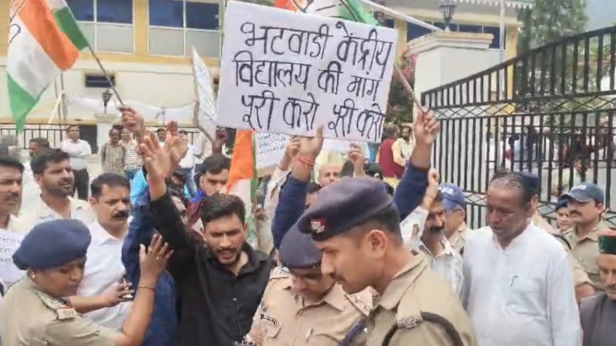 Uttarkashi: सेवा पखवाड़े में मंत्री को ज्ञापन देने पहुंचे कांग्रेस कार्यकर्ताओं का प्रदर्शन, पुलिस से नोकझोंक