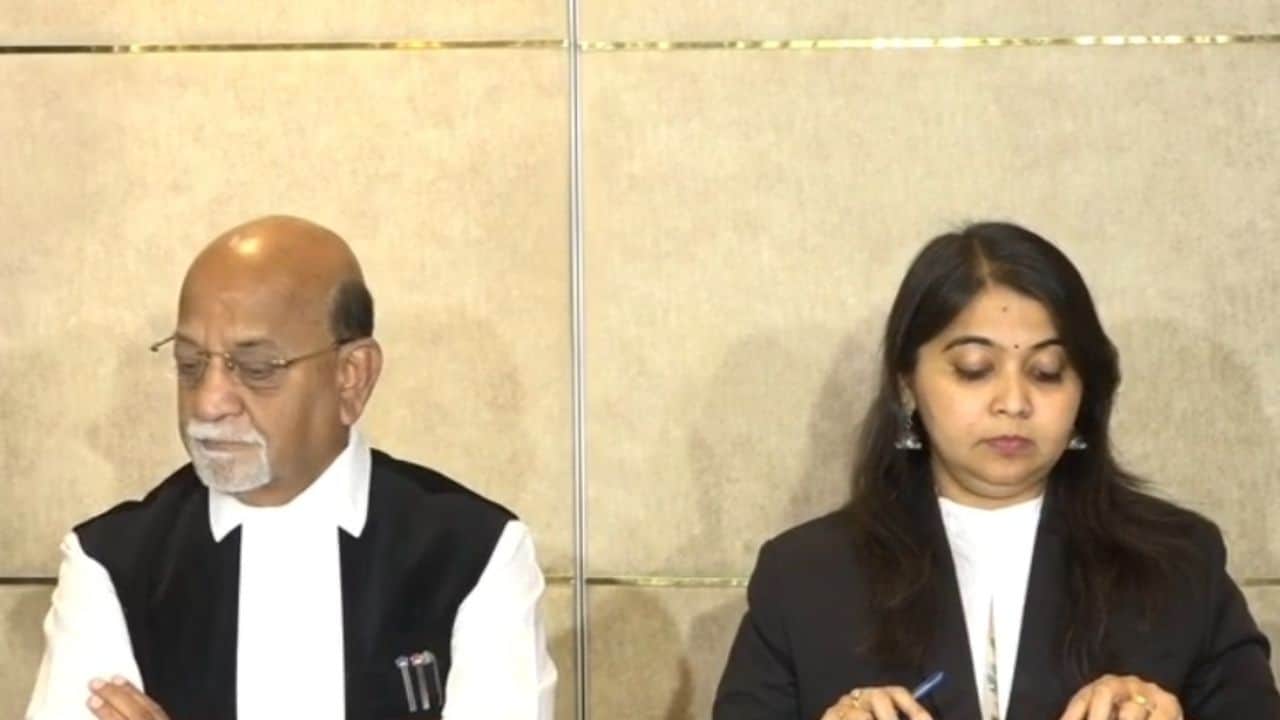 वरिष्ठ अधिवक्ता हरीश मेहता और अधिवक्ता गुंजन चौकसे