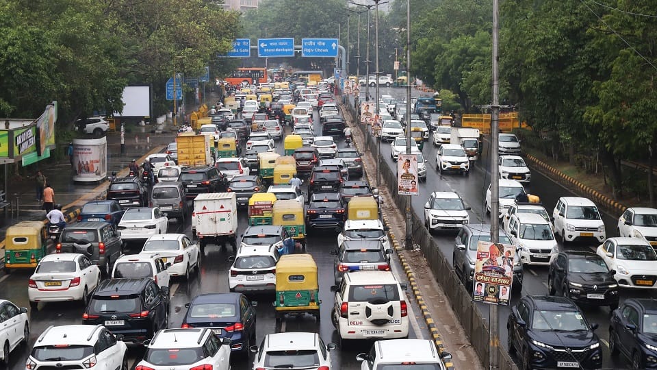 Delhi Rain: बरसात की पहली परीक्षा में फेल हुए सरकारी इंतजाम, लक्ष्मी नगर से अक्षरधाम तक पानी ही पानी; जाम