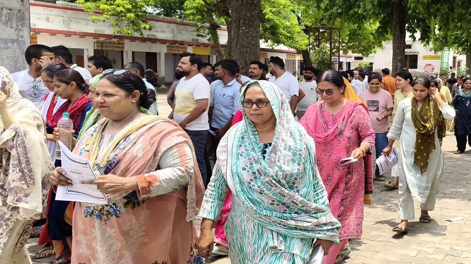 UPTET: आखिरी दिन हाथरस के 10 केंद्रों पर एक पाली में परीक्षा शांतिपूर्ण संपन्न, 405 अभ्यर्थी रहे अनुपस्थित