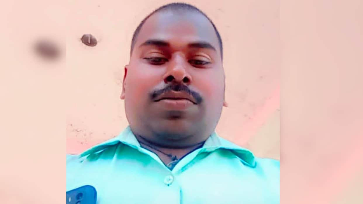 Sonbhadra Youth dies electrocution while plugging mobile charger four children lose father mourning prevails