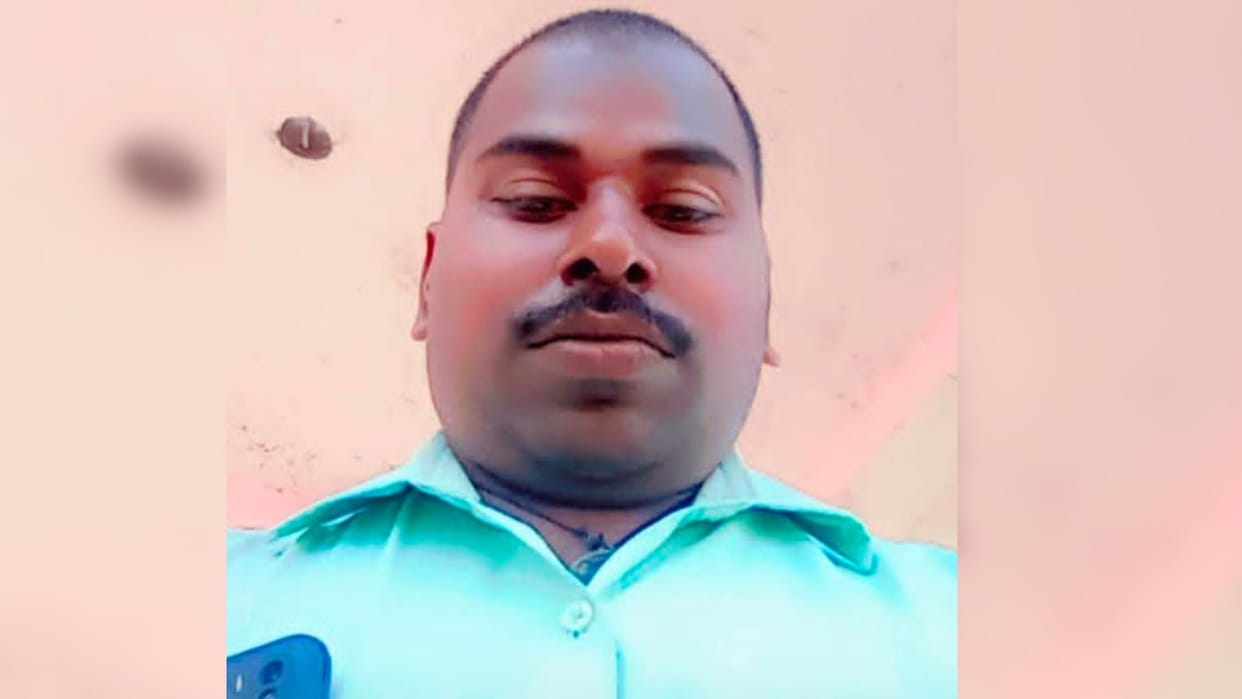 Sonbhadra Youth dies electrocution while plugging mobile charger four children lose father mourning prevails