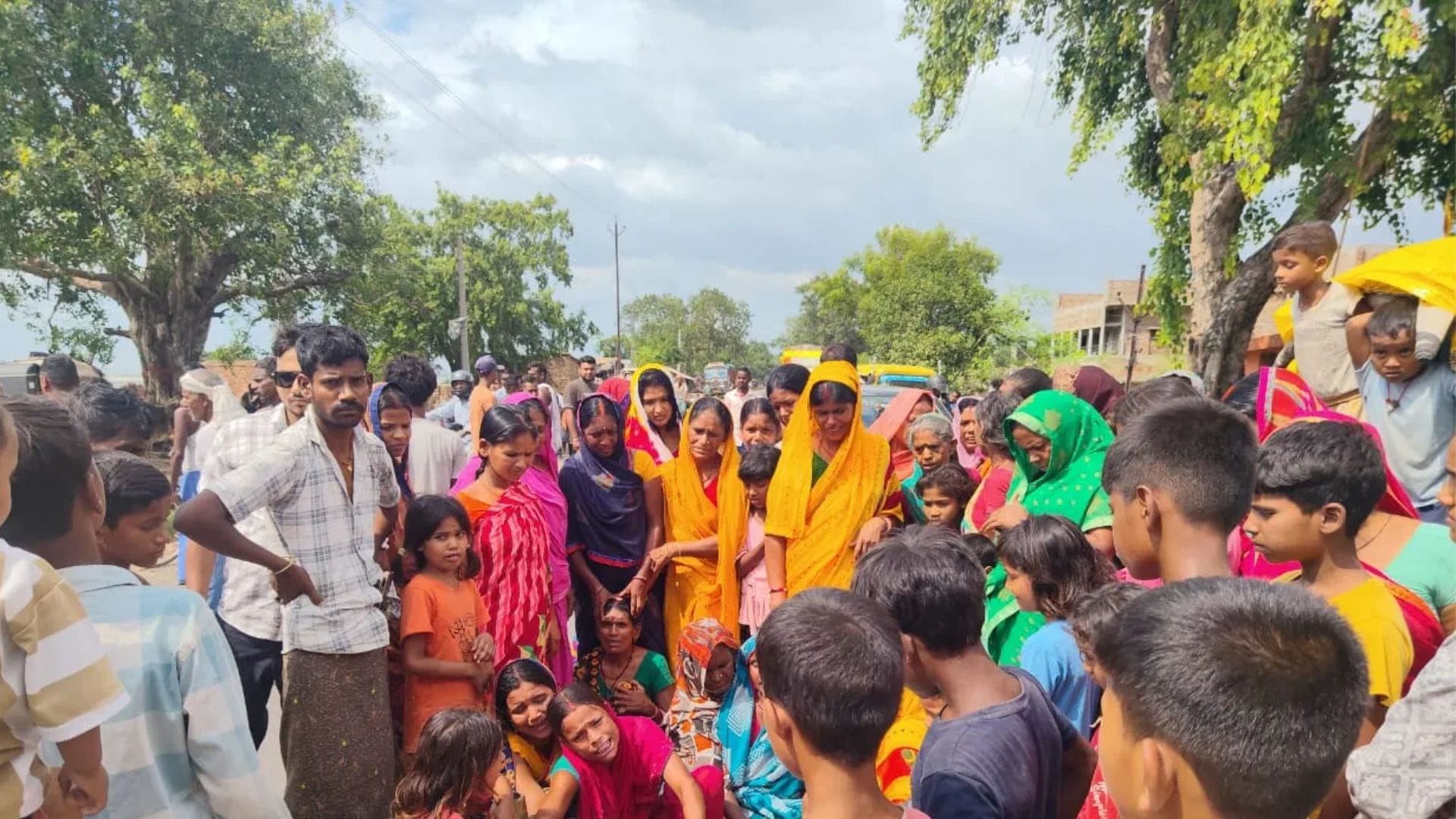 बच्ची की मौत के बाद शोकाकुल परिजन