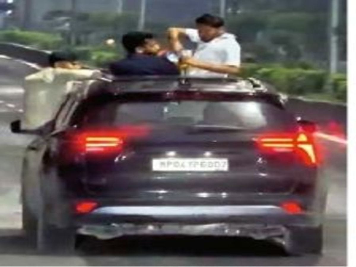 Bhopal Crime: Youths were drinking alcohol from sunroof of a moving car on VIP Road, police are investigating.