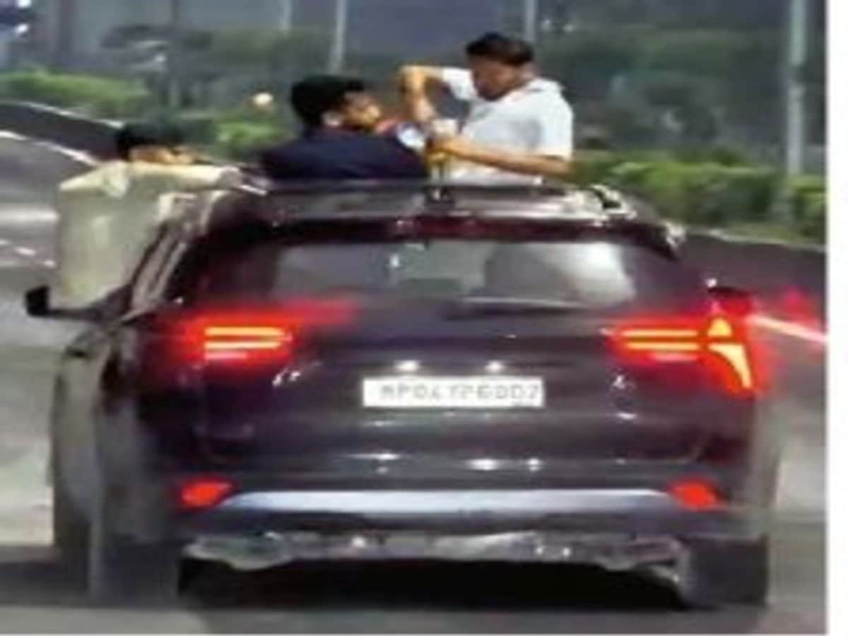 भोपाल के वीआईपी रोड पर घटना शनिवार तड़के चार बजे की बताई जा रही है।