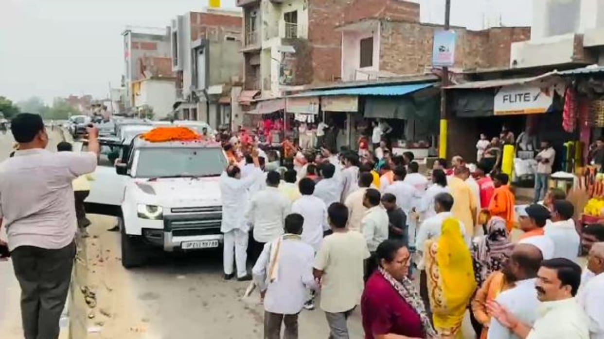 BJP Braj region president Puranlal Lodhi convoy comprised 200 cars causing traffic jams in Budaun