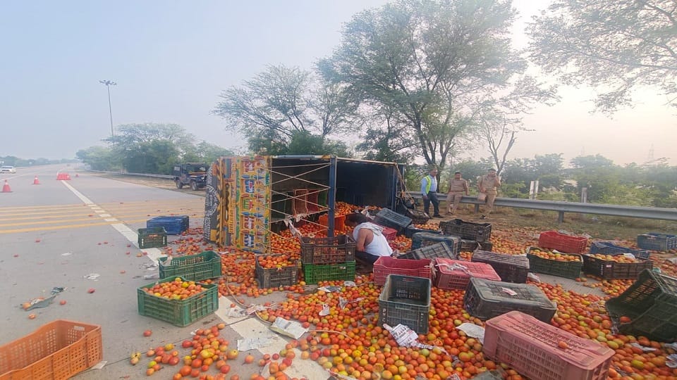 Pickup truck loaded with tomatoes meets with accident on Yamuna Expressway