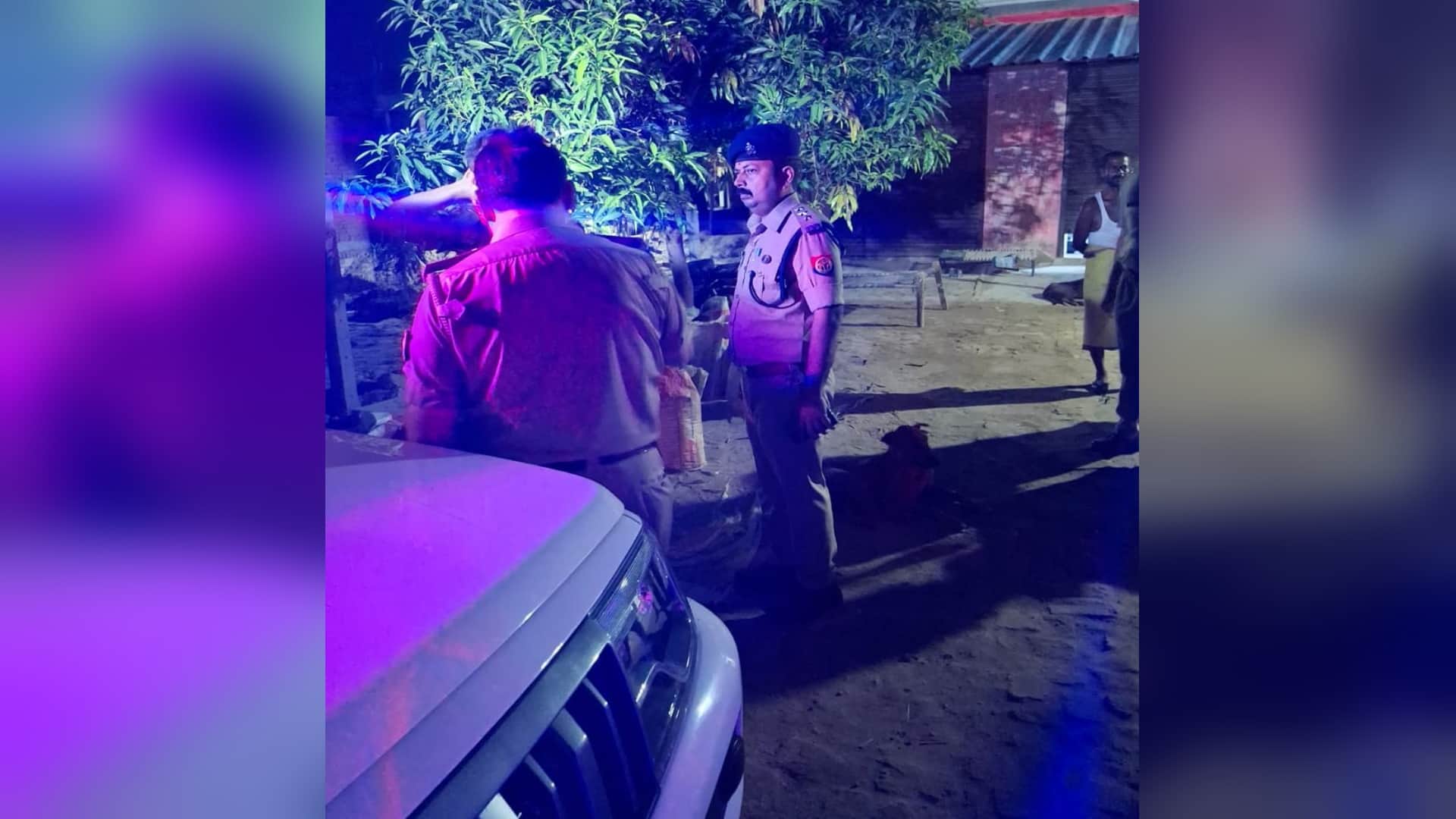घटनास्थल की छानबीन करती पुलिस।