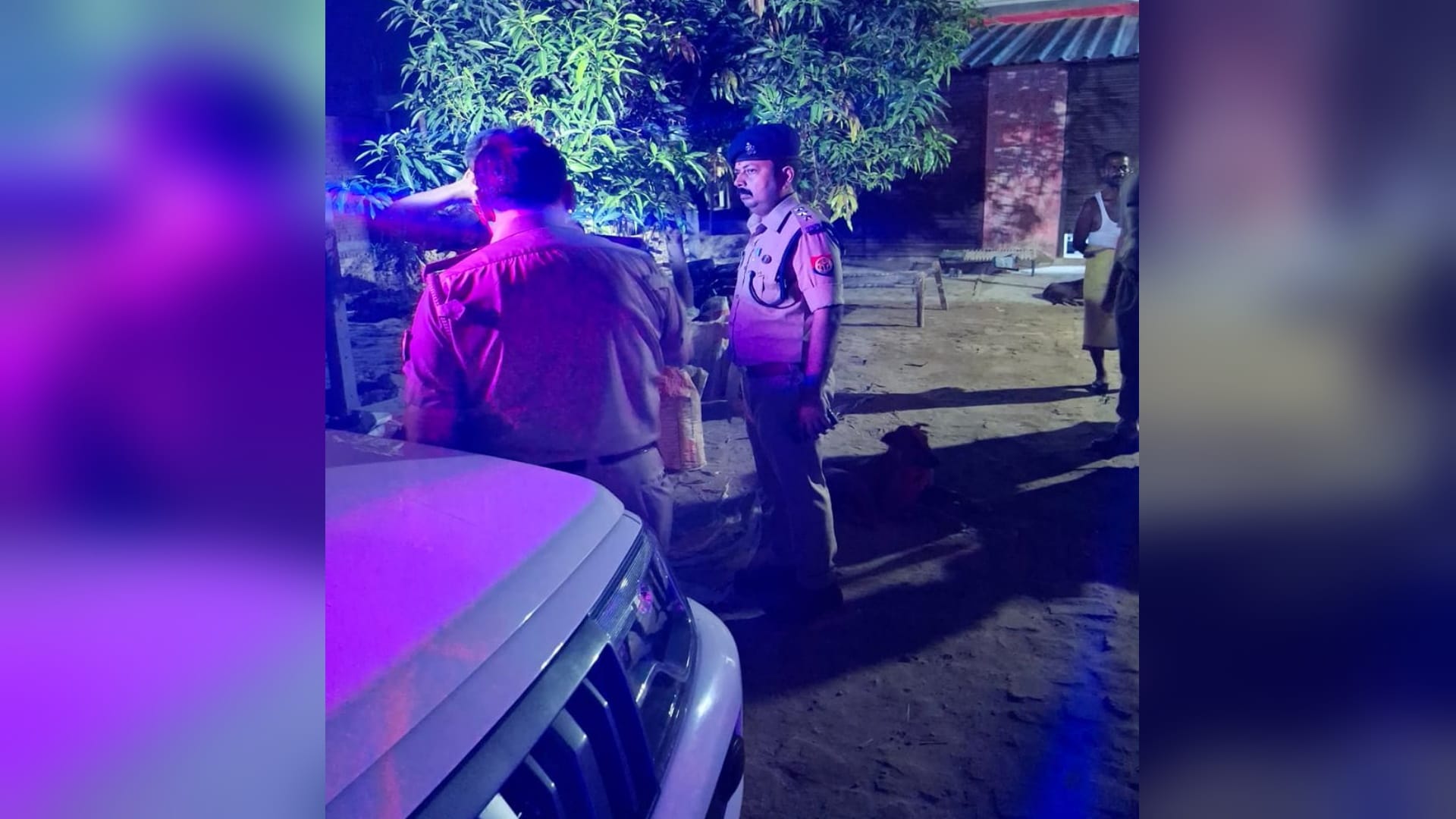 घटनास्थल की छानबीन करती पुलिस।