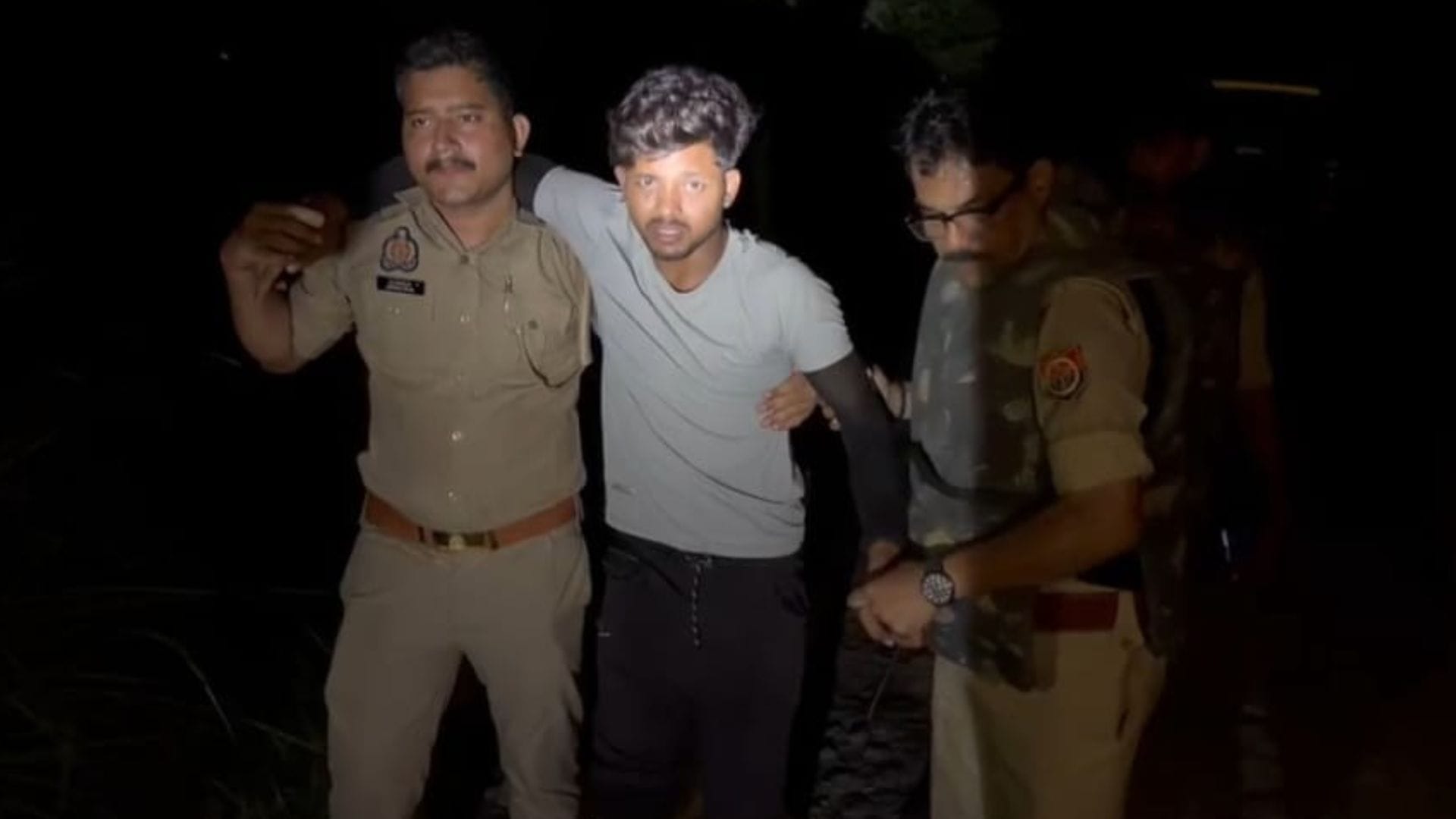 घायल बदमाश को इलाज के लिए ले जाती पुलिस।