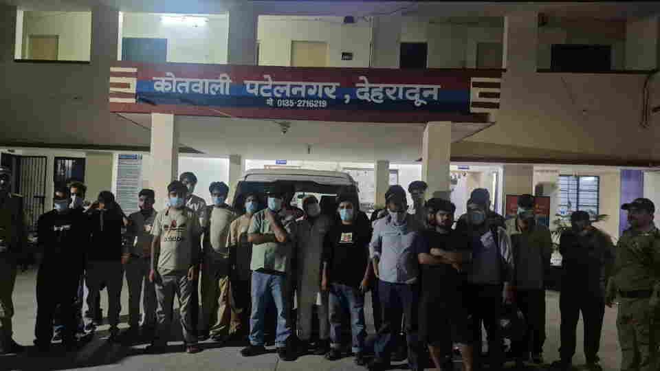 Dehradun: अवैध रूप से शराब पीने-पिलाने पर कार्रवाई; होटल मालिक गिरफ्तार, पुलिस ने हिरासत में लिए 79 लोग