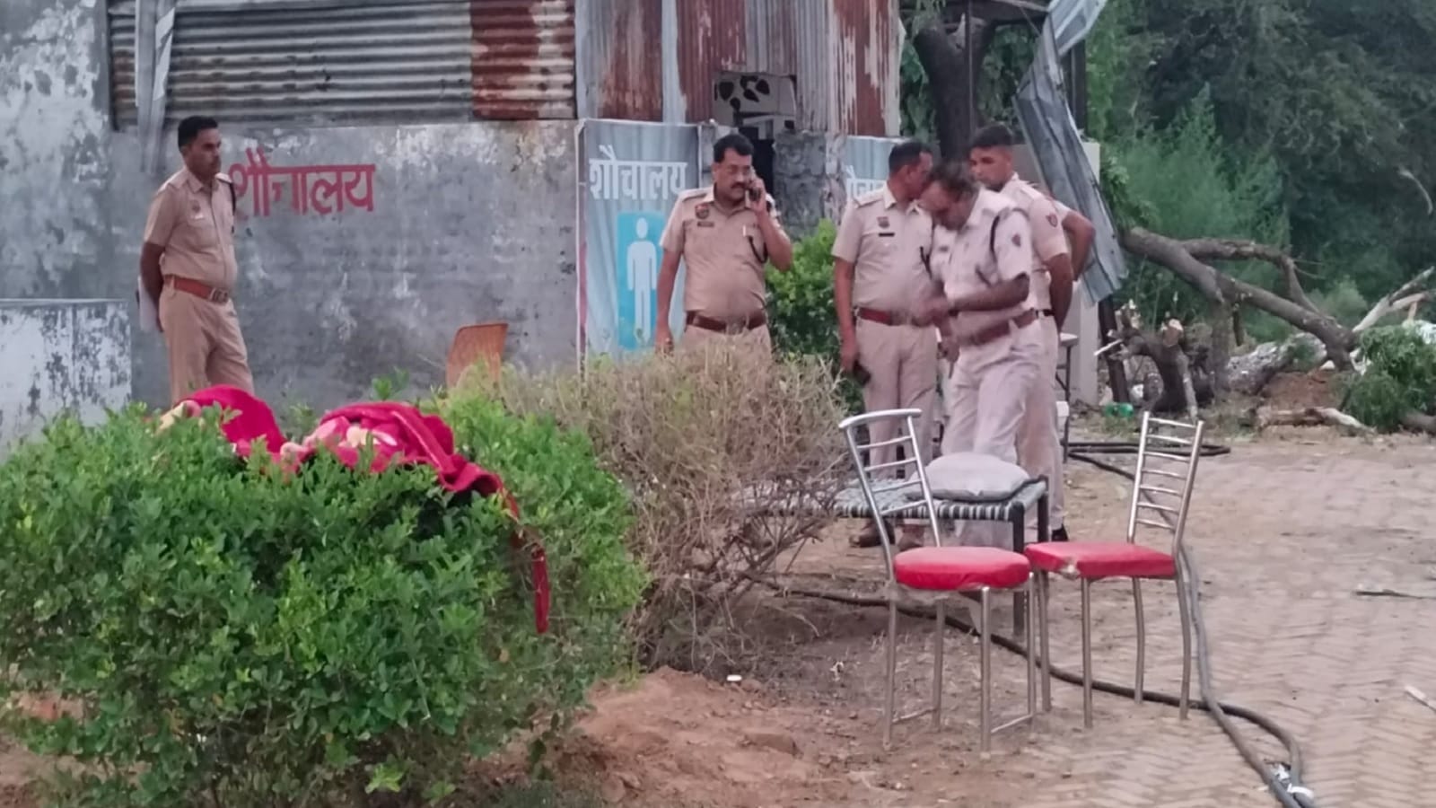जांच के लिए पहुंची पुलिस