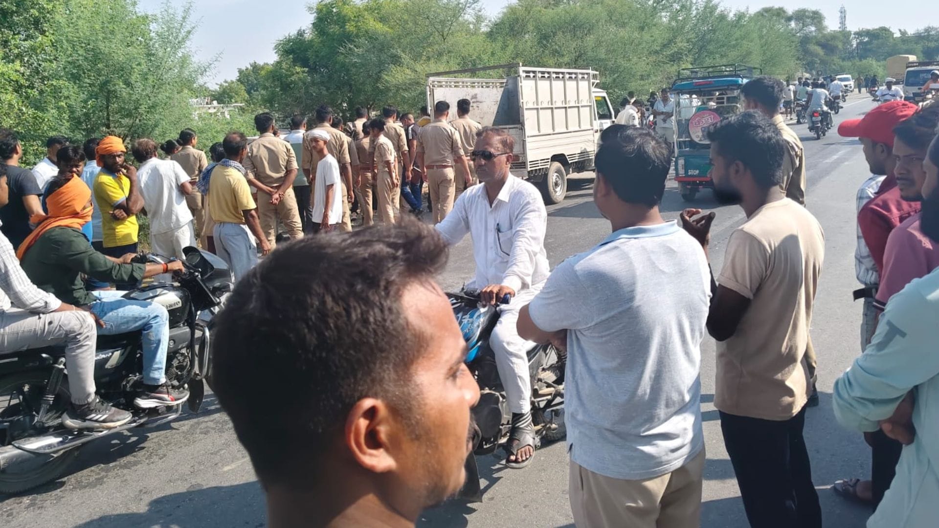 काली पन्नी में महिला की लाश मिलने की सूचना पर जुटी भीड़।
