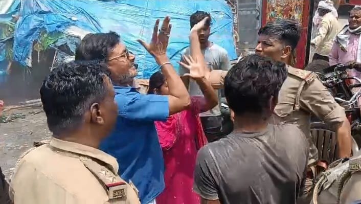Kanpur Illegal encroachments removed from canal bank  Sub Inspector slapped a vendor