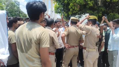मां विंध्यवासिनी स्वशासी राज्य चिकित्सा महाविद्यालय के छात्रों से बातचीत करती पुलिस।