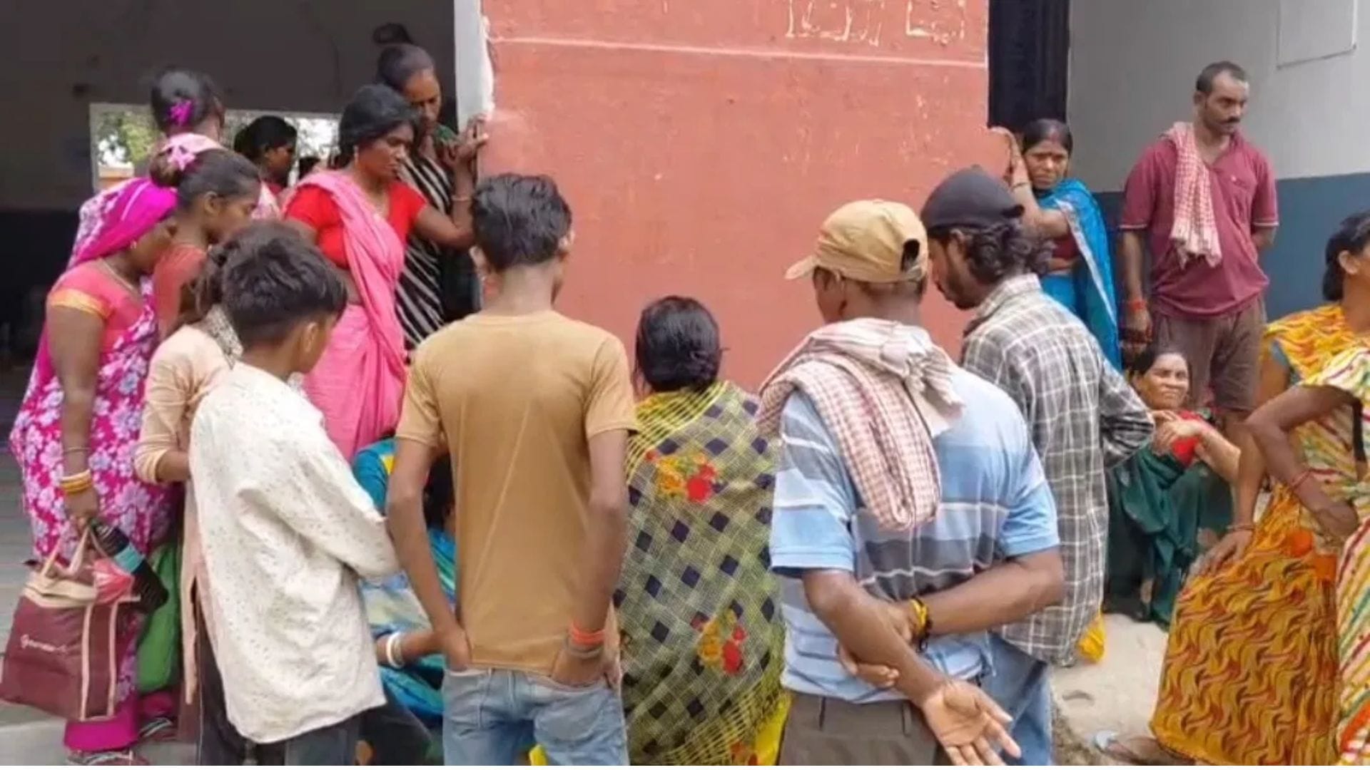महिला की हत्या के बाद जुटी भीड़