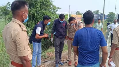 मौके पर जांच करती पुलिस और फोरेंसिक टीम।