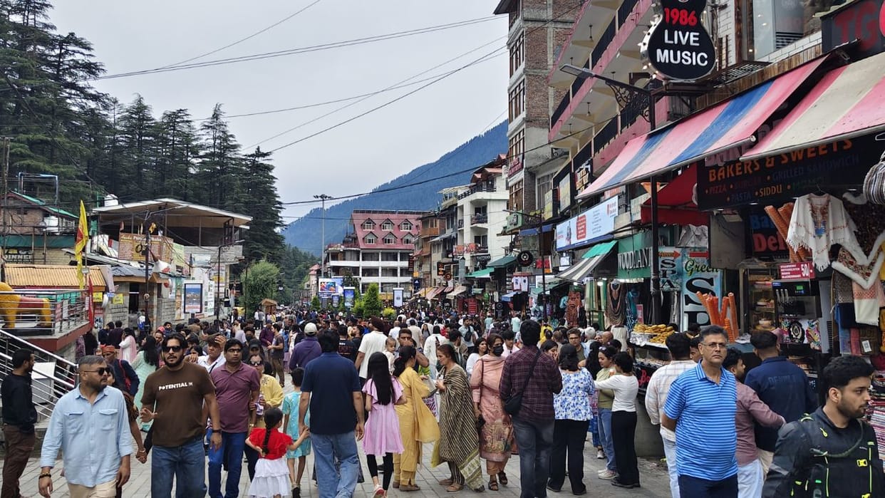 manali weekend tourist rush 3000 vehicles hotel occupancy monsoon tourism 2026