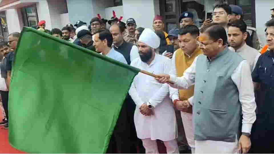 मानसरोवर यात्रा के पहले दल को हरी झंडी दिखाते सीएम
