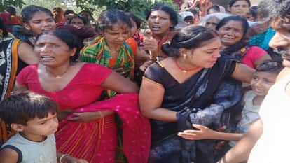 मौत की खबर सुनने के बाद रोते बिलखते परिजन
