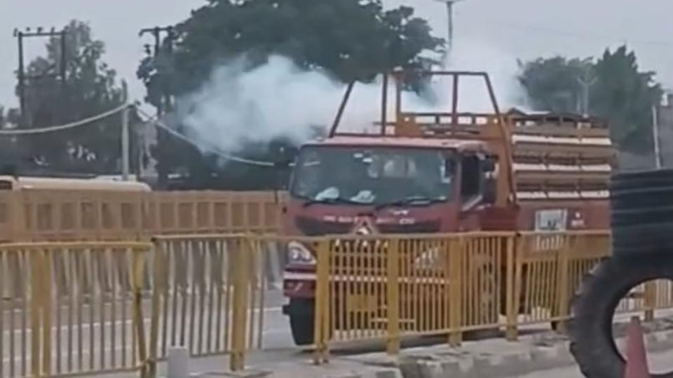 Moradabad: Vehicle carrying CNG cylinders hit; panic ensues following gas leak