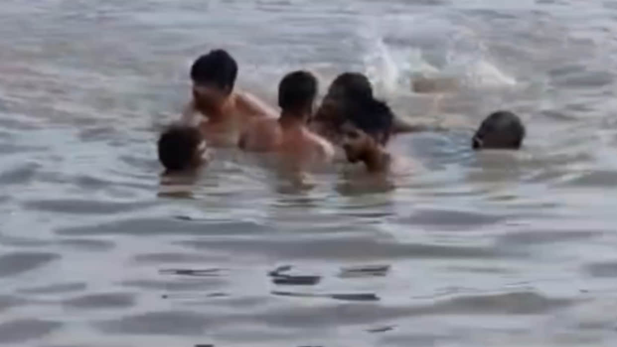 Omkareshwar: Divers and companions saved the lives of five youths, four friends had arrived from Indore.