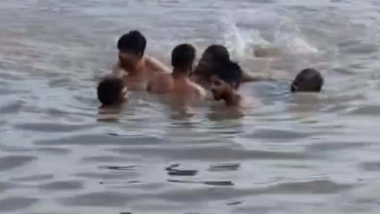 Omkareshwar: Divers and companions saved the lives of five youths, four friends had arrived from Indore.