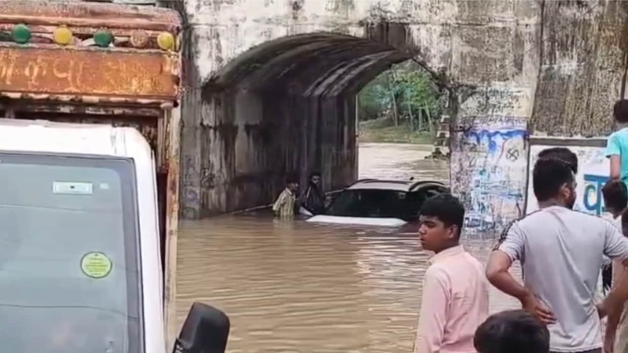 Narsinghpur: Car stuck in underpass, passengers narrowly escape; vehicle pulled out amid strong currents