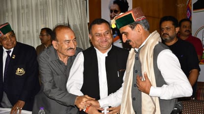 पीसीसी की आम सभा में एक-दूसरे से मिलते सीएम सुक्खू और कौल सिंह।