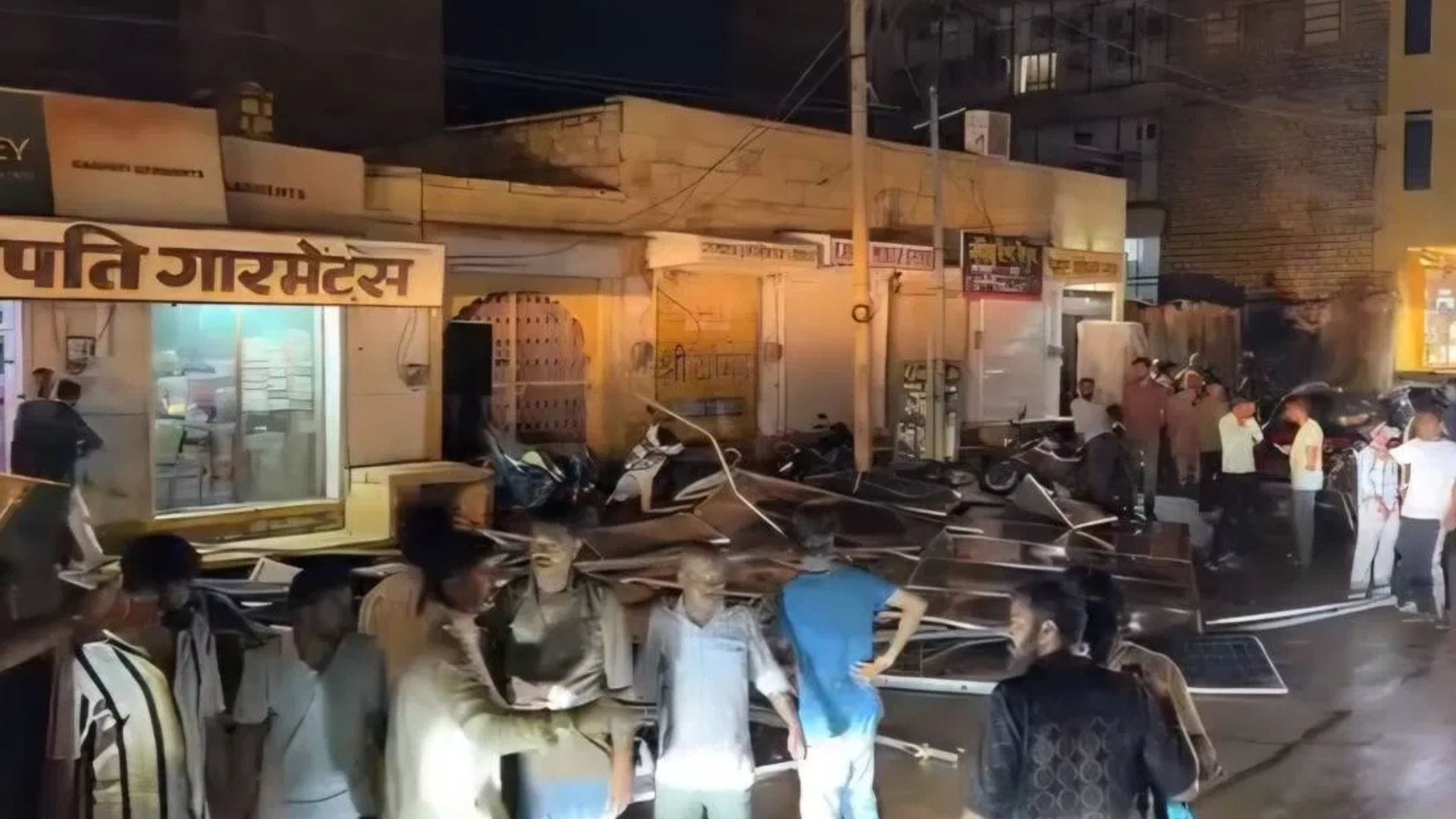 सोलर प्लेट गिरने से एक परिवार के तीन लोग घायल