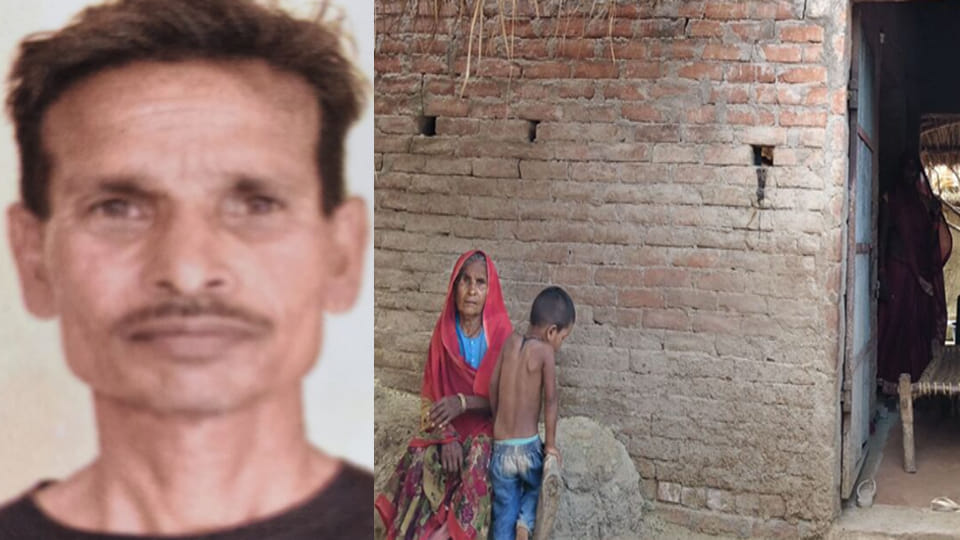 रामनारायण  व घर के बाहर बैठी मां