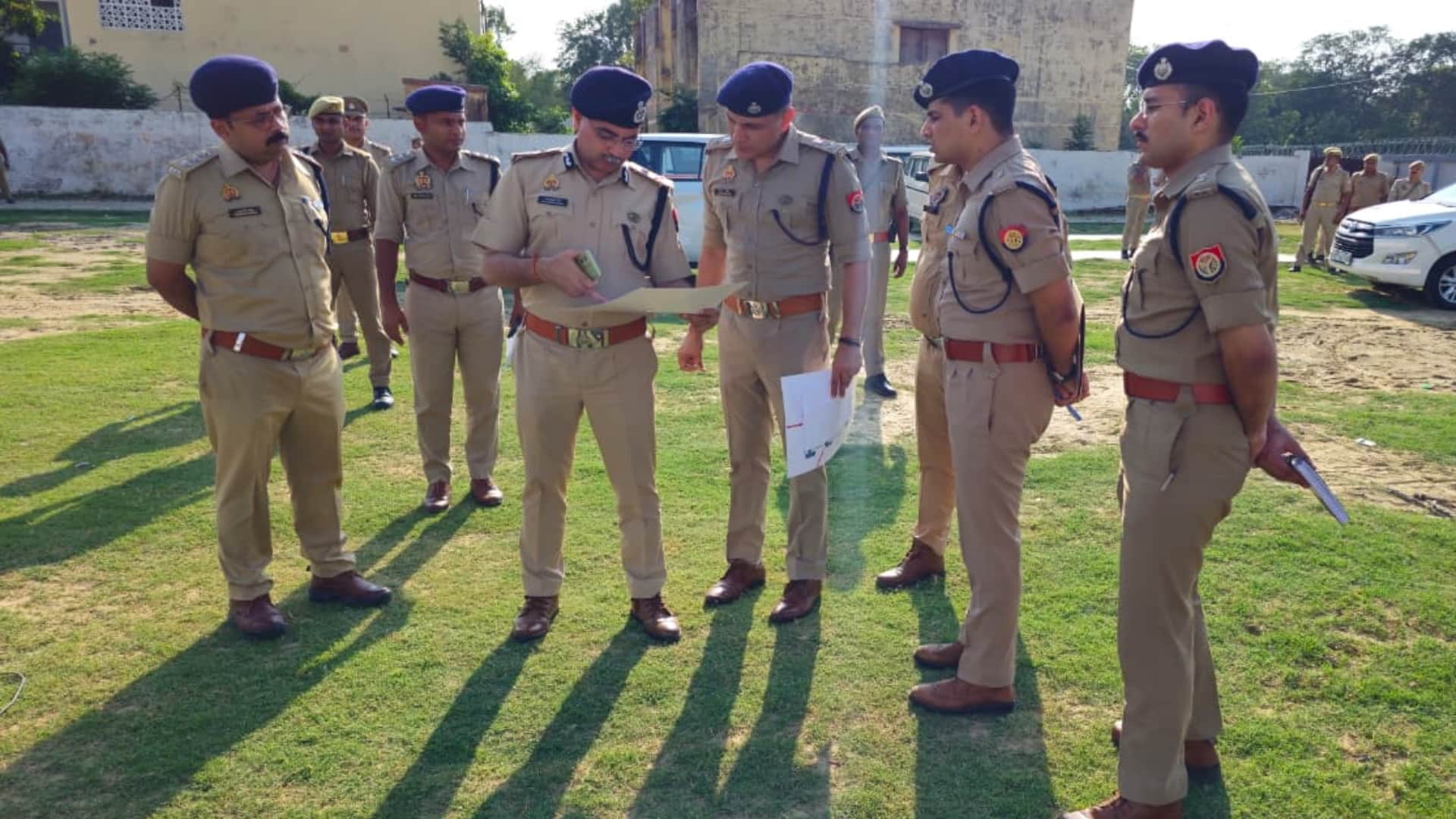 सीएम योगी के आगमन की तैयारियों में जुटे पुलिस अधिकारी।