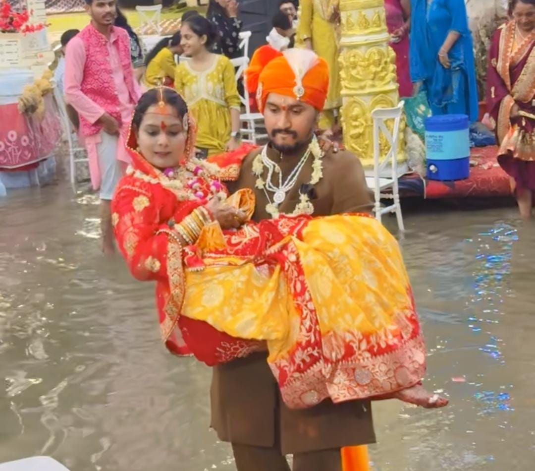 दुल्हन को गोद में उठाकर दुल्हा पहुंचा मंडप तक