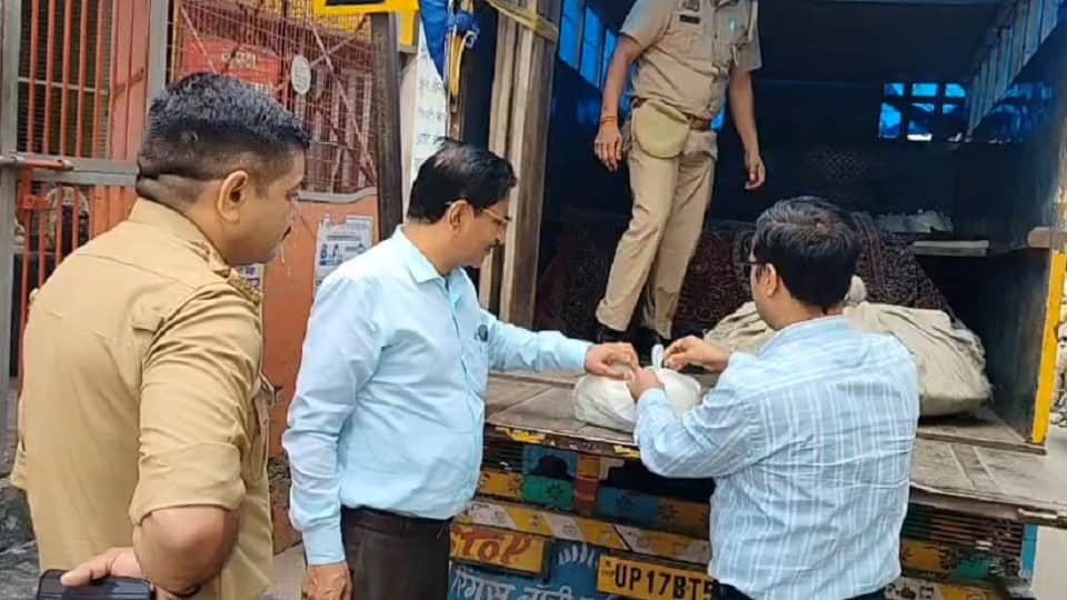 Baghpat: 1,300 kg of adulterated *mawa* (condensed milk solids) was seized in Chhaprauli