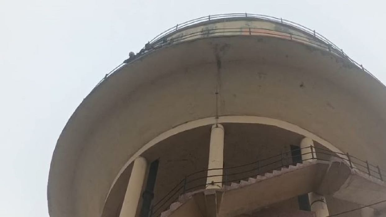 Four victims climb water tank after being defrauded under the pretext of loan in Shahjahanpur