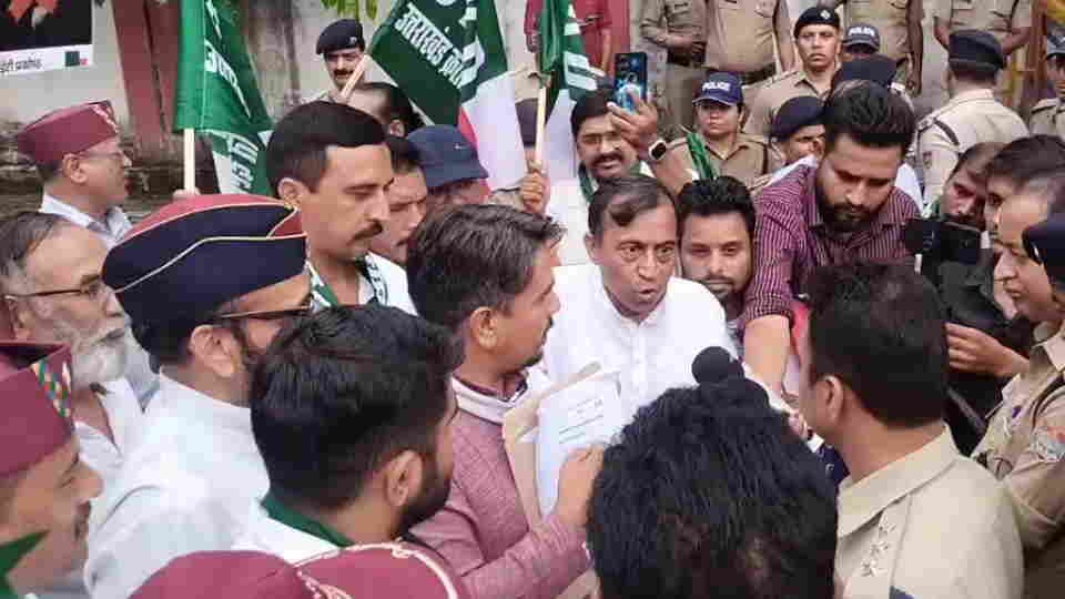 Dehradun: सोशल मीडिया से पोस्ट हटाने पर बिफरे UKD कार्यकर्ता, साइबर कार्यालय कूच के दौरान किया प्रदर्शन