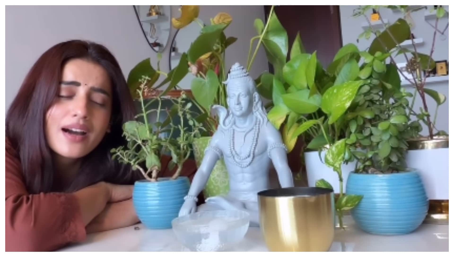 bhojpuri actress akshara singh sung mahadev song shiv kailasho ke wasi share video see fans reaction