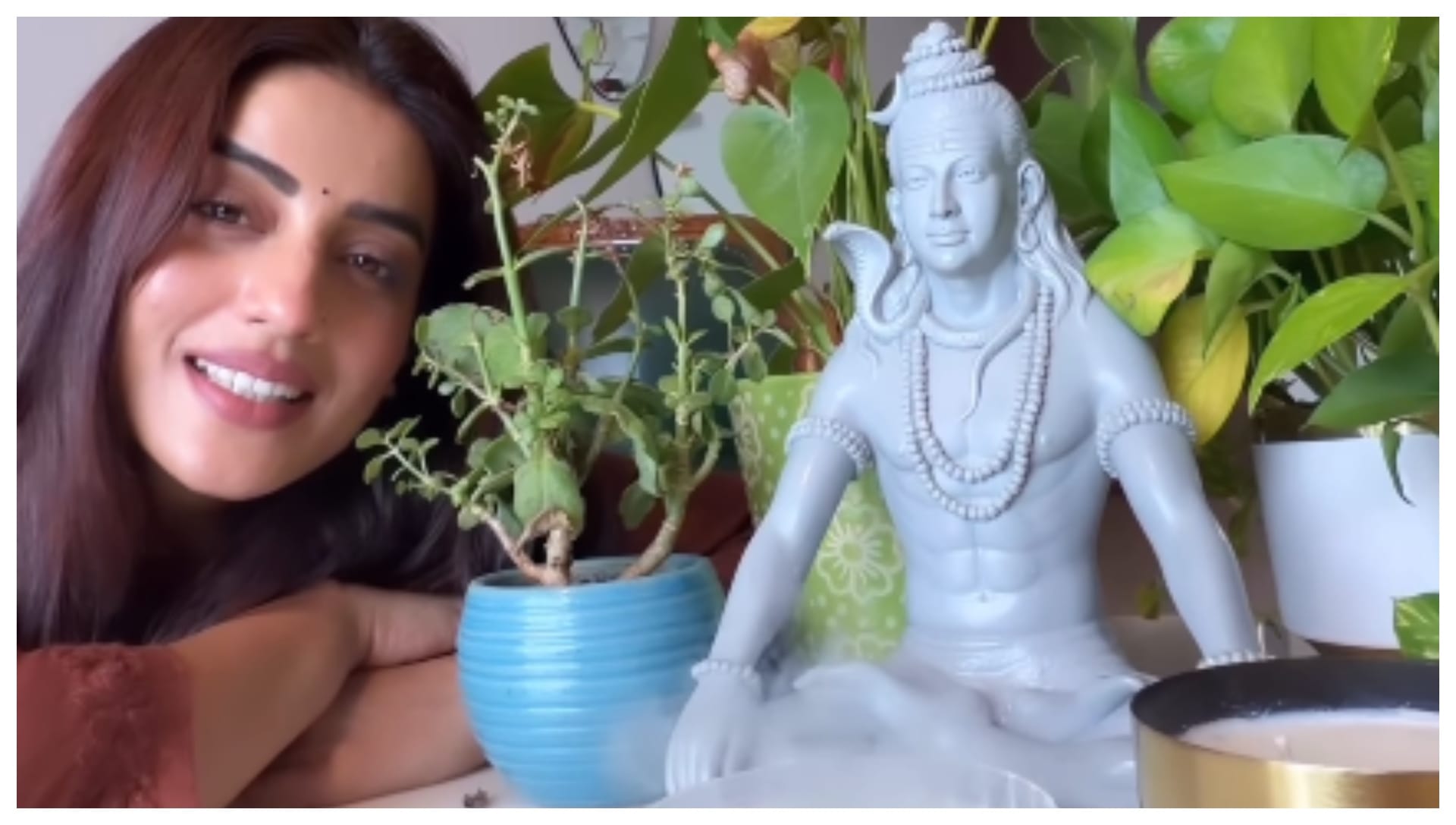 bhojpuri actress akshara singh sung mahadev song shiv kailasho ke wasi share video see fans reaction