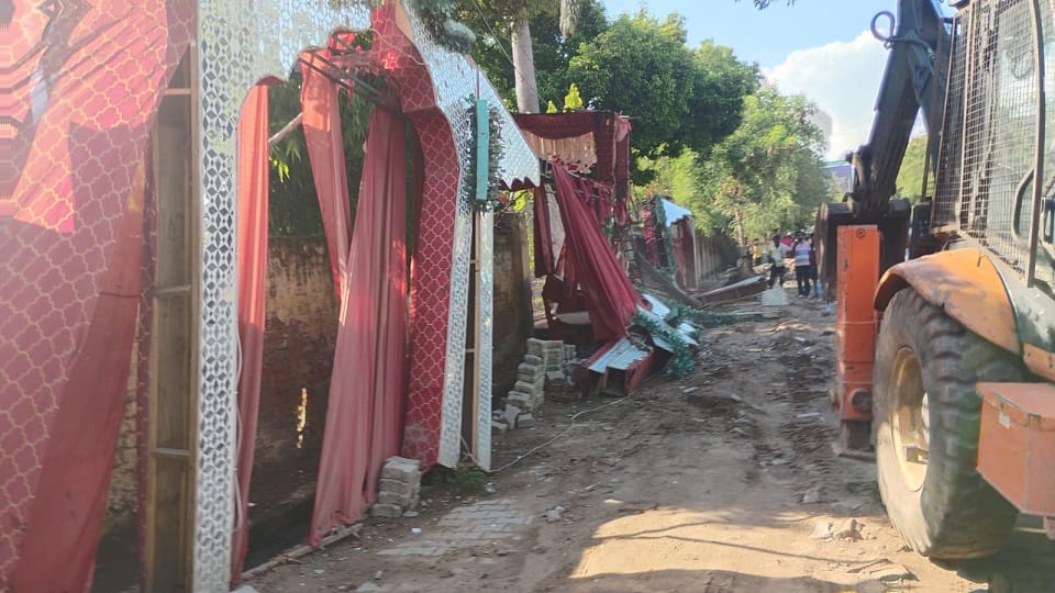 Women created ruckus while Agra Municipal Corporation team was removing encroachments
