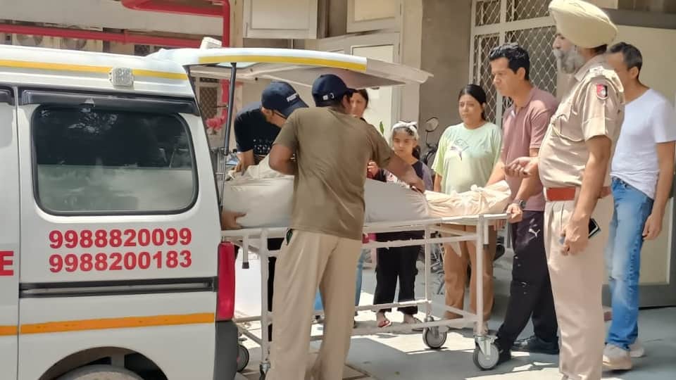 सेक्टर-32 अस्पताल की मोर्चरी से तरुण कौशिक के शव को ले जाते परिजन।