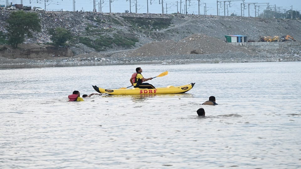 Teenager jumped into the river from Gaula bridge haldwani