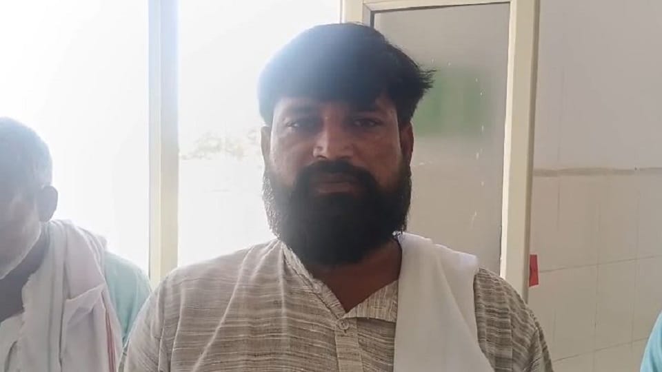Shopkeeper throws boiling oil at customer over dispute involving 10 rupees
